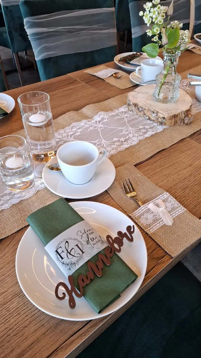 Tischdekoration mit Namensschriftzug und bedruckter Serviettenbanderole