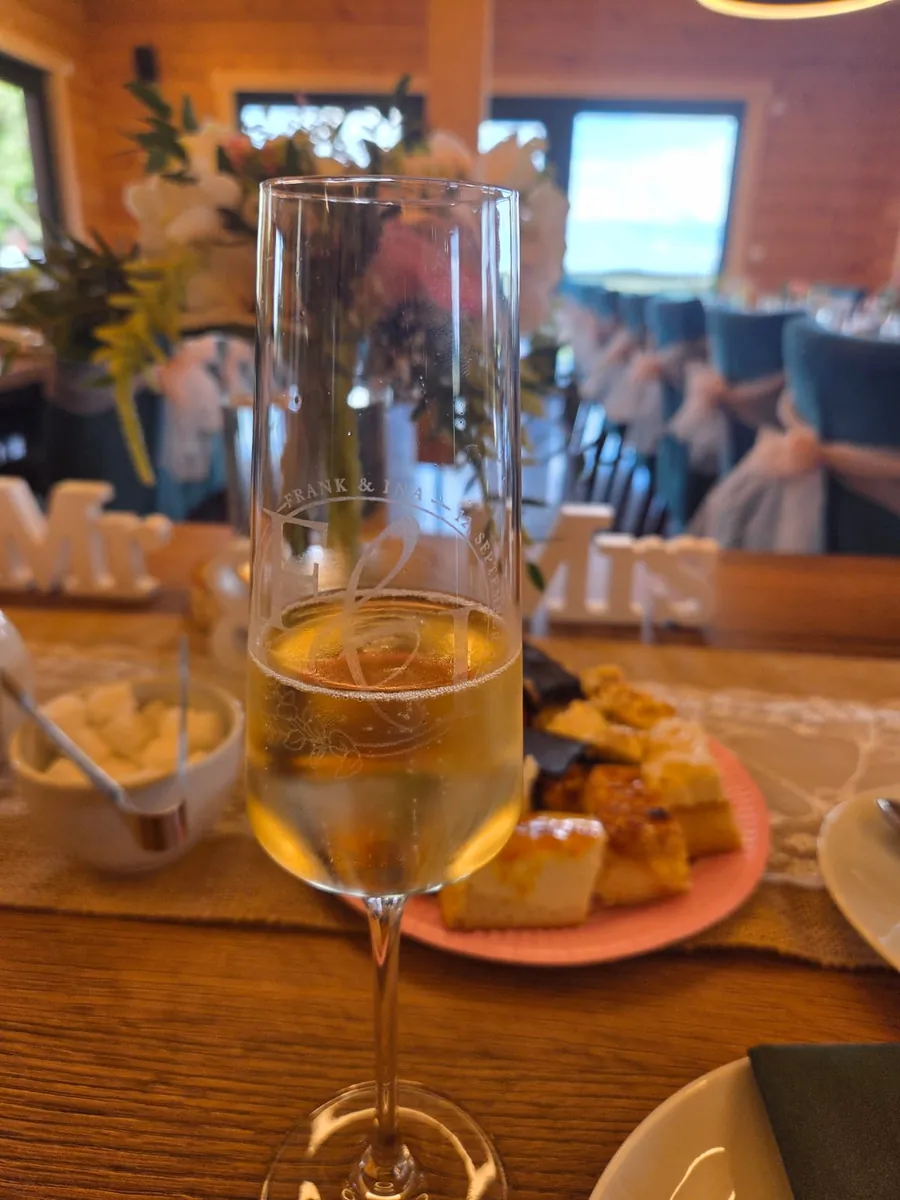 Sektglas mit Gravur als Gastgeschenk