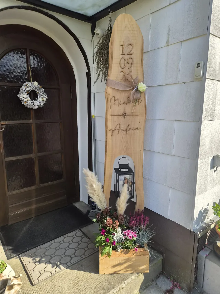 Individuell gestaltete Stele aus Holz